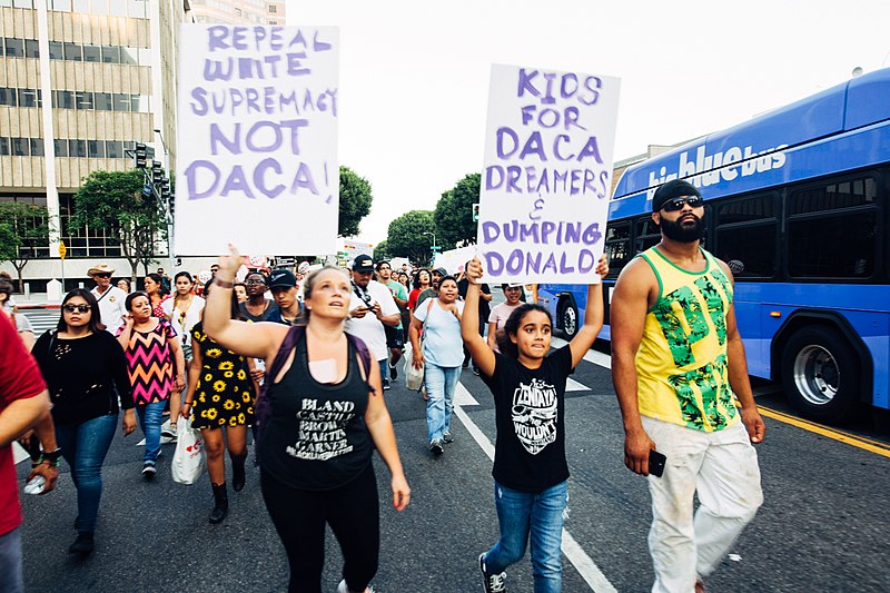 Estudo orienta o apoio das empresas estadunidenses aos beneficiários do DACA para que acessem a liberdade condicional antecipada