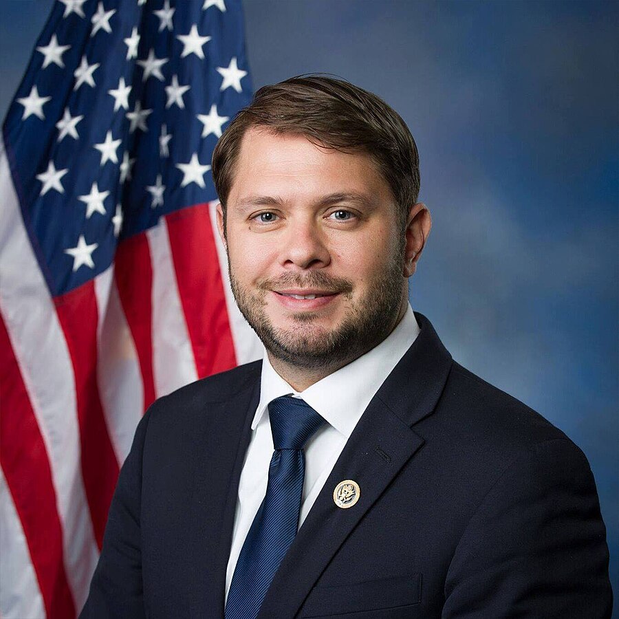 O democrata Ruben Gallego se torna o primeiro senador latino do Arizona