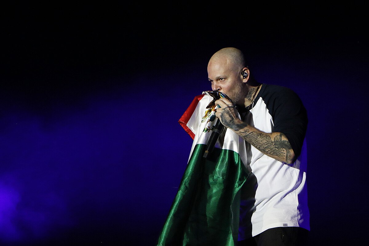 Residente revisita música e reafirma que “nenhum ser humano é ilegal”