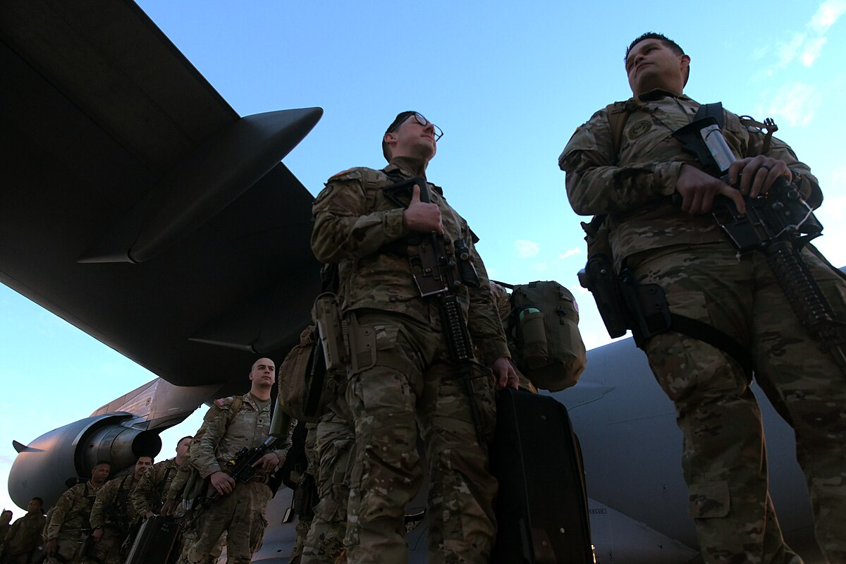 Trump amplia militarização da fronteira e endurece punições a imigrantes